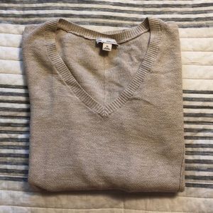 Gap 3/4 sleeve top. V neck